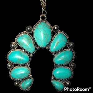 🛍 3 for $15 Gorgeous necklace 22” long faux silver/turquoise